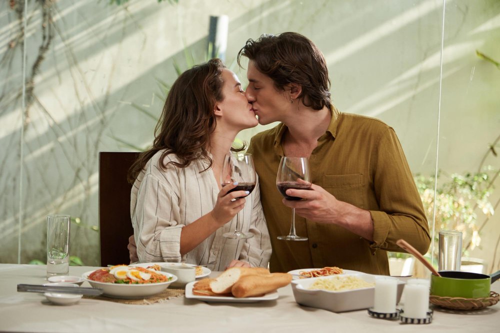 Un couple partage un moment tendre autour d’un repas